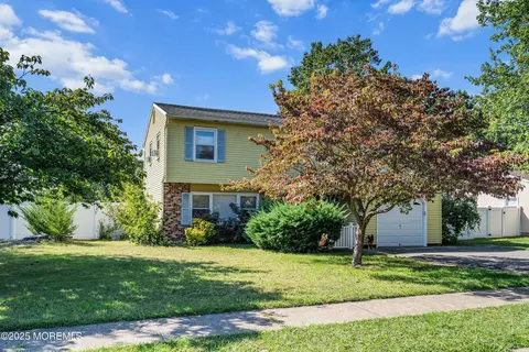 2 Lilac Pl, Howell, NJ 07731