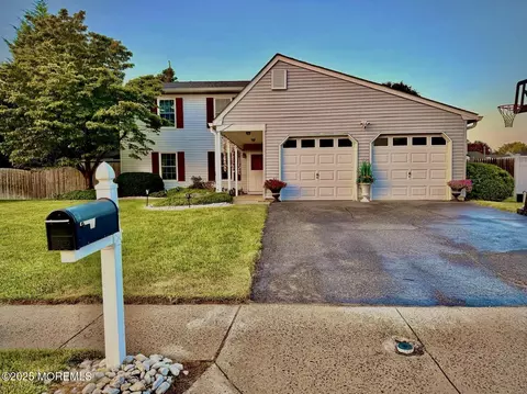 8 Hedgewood Rd, Howell, NJ 07731