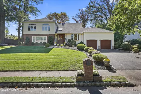62 Steeplechase Dr, Marlboro, NJ 07746
