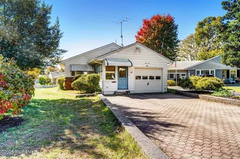 49 Green Dr, Toms River, NJ 08755