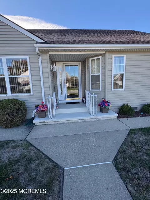51 Winterton Dr, Toms River, NJ 08757
