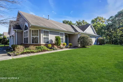 17 Rosewood Dr, Lakewood, NJ 08701