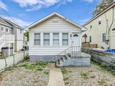 51 Matthew St, Highlands, NJ 07732