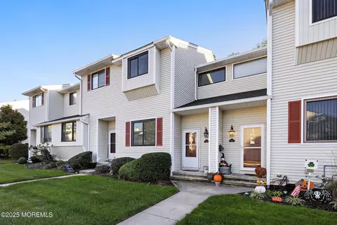 343 Middlewood Rd, Middletown, NJ 07748
