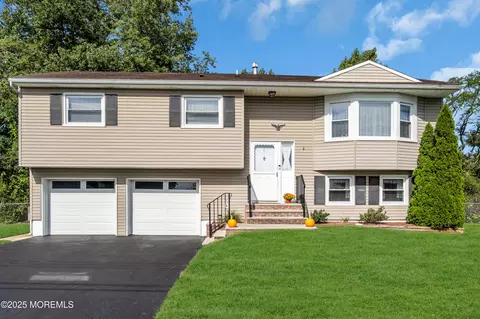 8 Daniel Dr, Hazlet, NJ 07730