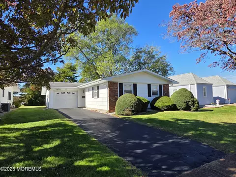 8 Barker St, Brick, NJ 08724