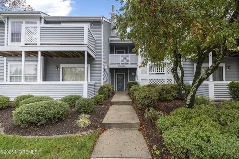 126 Cypress Ct, Howell, NJ 07731