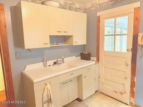 Kitchen - 139 Walnut Dr, Brick, NJ 08724 photo 2 of 2