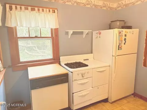 Kitchen - 139 Walnut Dr, Brick, NJ 08724 photo 1 of 2