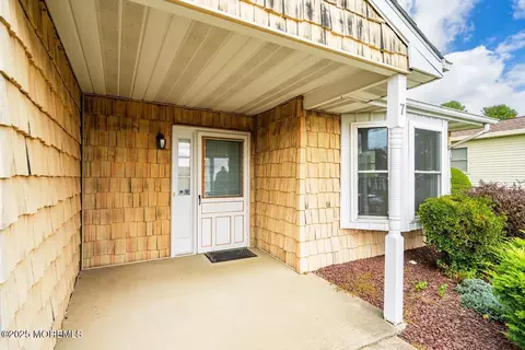 7 Bishop Ct, Marlboro, NJ 07746