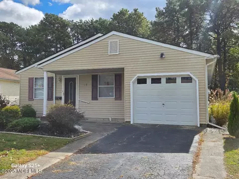 71 Chesterfield Ln, Toms River, NJ 08757