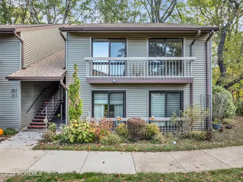 33 Auburn Ct, Red Bank, NJ 07701