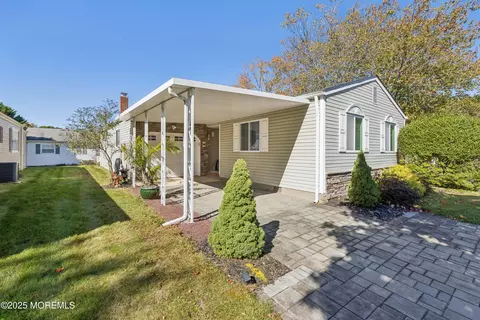 1 Carlsbad Dr, Toms River, NJ 08757