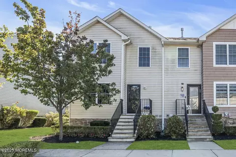 16 Charming Way, Lakewood, NJ 08701