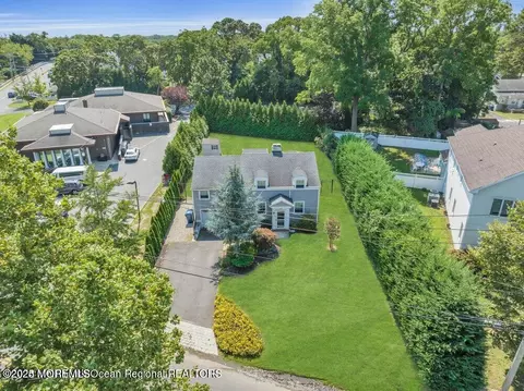 206 S Lincoln Ave, Oakhurst, NJ 07755