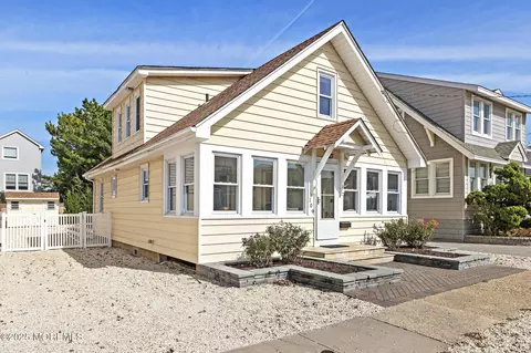 109 E 14th St, Long Beach Township, NJ 08008