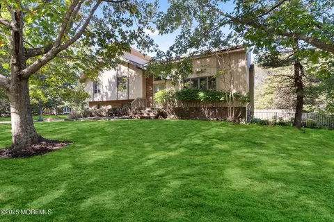 10 Oak Tree Ln, Ocean, NJ 07712