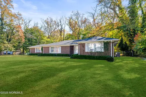 404 Brookside Ave, Oakhurst, NJ 07755