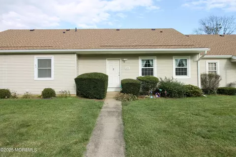 119 Muhlen Platz #E, Freehold, NJ 07728