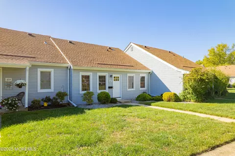 32 Plaza De Las Lobos #C, Freehold, NJ 07728