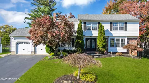 6 Blackfoot Dr, Manalapan, NJ 07726