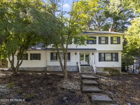 34 Brookside Cir, Marlboro, NJ 07746