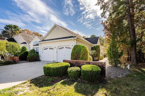 10 Hampton Rd, Manahawkin, NJ 08050