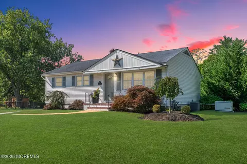 4 Lake Dr, Howell, NJ 07731
