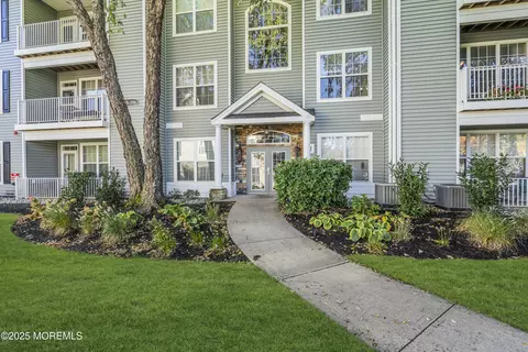 394 Saint Andrews Pl, Manalapan, NJ 07726