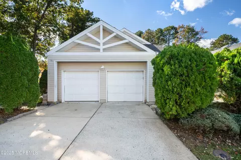 16 Newport Rd, Stafford, NJ 08050