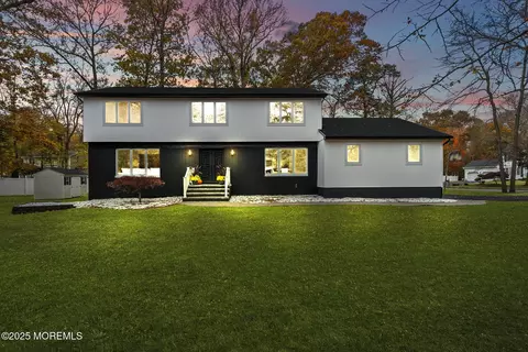 1 Richard Ct, Manalapan, NJ 07726