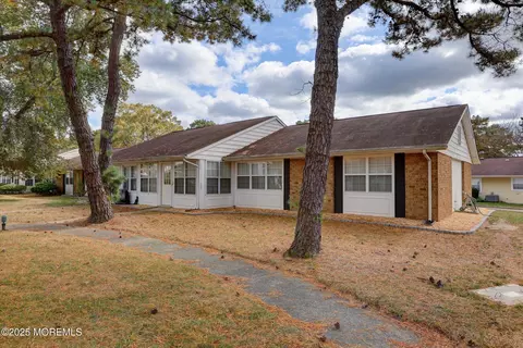 22 Edinburgh Ln #D, Manchester, NJ 08759