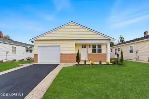 18 Banning Ct, Toms River, NJ 08757
