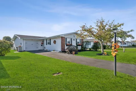 5 Phillips Rd, Brick, NJ 08724
