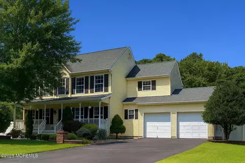 4 River Edge Dr, Jackson, NJ 08527