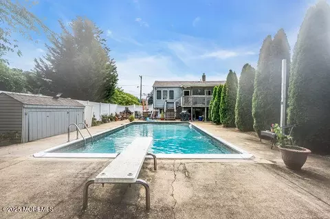19 Kensington Dr, Howell, NJ 07731