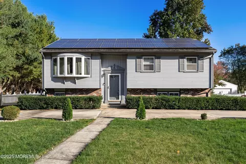 380 E Millstream Rd, Cream Ridge, NJ 08514