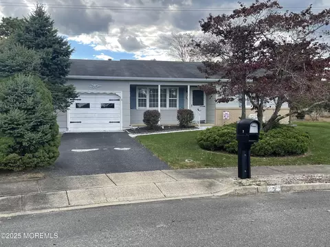 7 Whitmore Ct, Toms River, NJ 08757