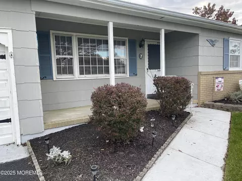 7 Whitmore Ct, Toms River, NJ 08757