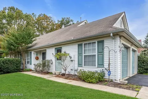 8 Schoolhouse Ln, Lakewood, NJ 08701