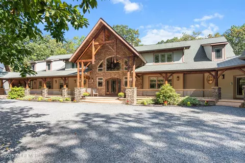 6 Lamb Ln, Manalapan, NJ 07726
