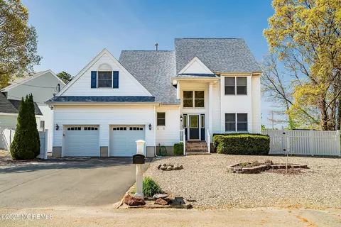 39 Ivy Ct, Bayville, NJ 08721