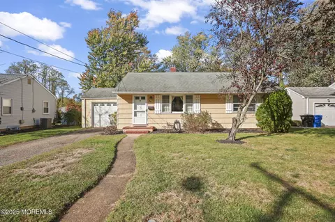 35 Crestview Dr, Middletown, NJ 07748