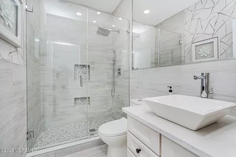Bath - 165 Huntington Dr, Jackson, NJ 08527 photo 4 of 5