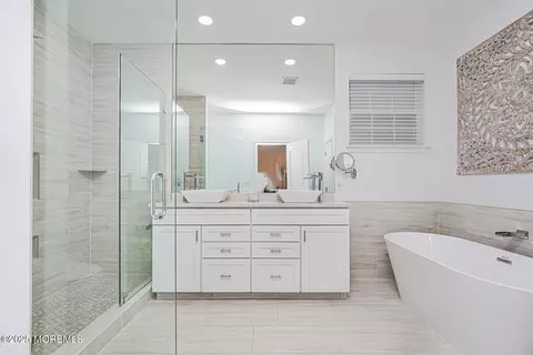 Bath - 165 Huntington Dr, Jackson, NJ 08527 photo 2 of 5