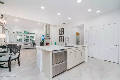 Kitchen - 165 Huntington Dr, Jackson, NJ 08527 photo 3 of 4