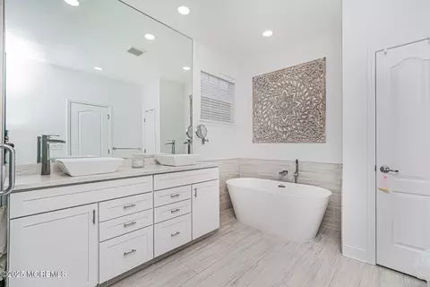 Bath - 165 Huntington Dr, Jackson, NJ 08527 photo 1 of 5