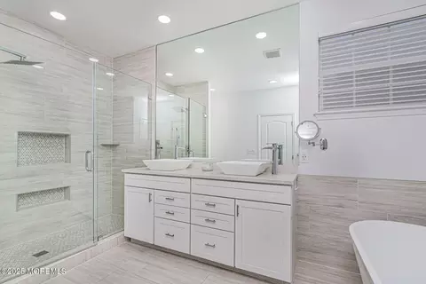 Bath - 165 Huntington Dr, Jackson, NJ 08527 photo 3 of 5
