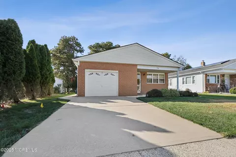 374 Port Royal Dr, Toms River, NJ 08757