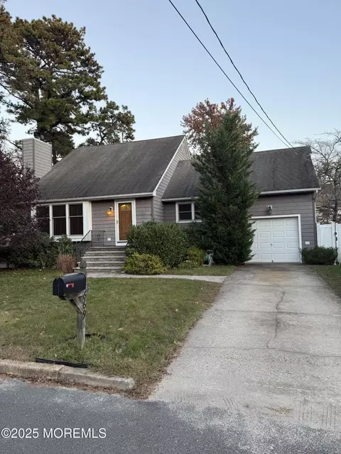 669 Spiral Dr, Brick, NJ 08724
